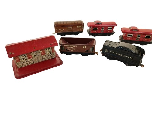 1950's MAR Tin Train Set Wind Up w/Key Locomotive 4 Cars Waiting Room Tracks Vtg - Picture 9 of 10