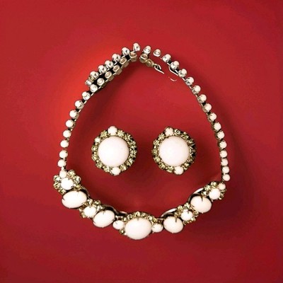 VTG D&E JULIANA 17'' NECKLACE & EARRING SET  Milk White Cabochon Silvertone 