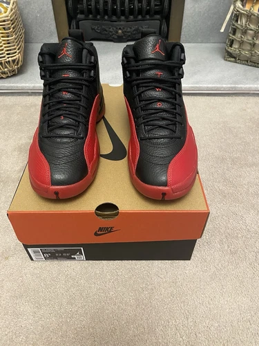 Taglia UK 7.5 (US 8.5) Jordan 12 Retro Flu Game (2025) CT8013 002 Nuovo con scatola