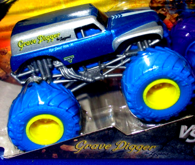 MONSTER JAM COLLECTOR DOUBLE GRAVE DIGGER LEGEND VS SON-UVA DIGGER