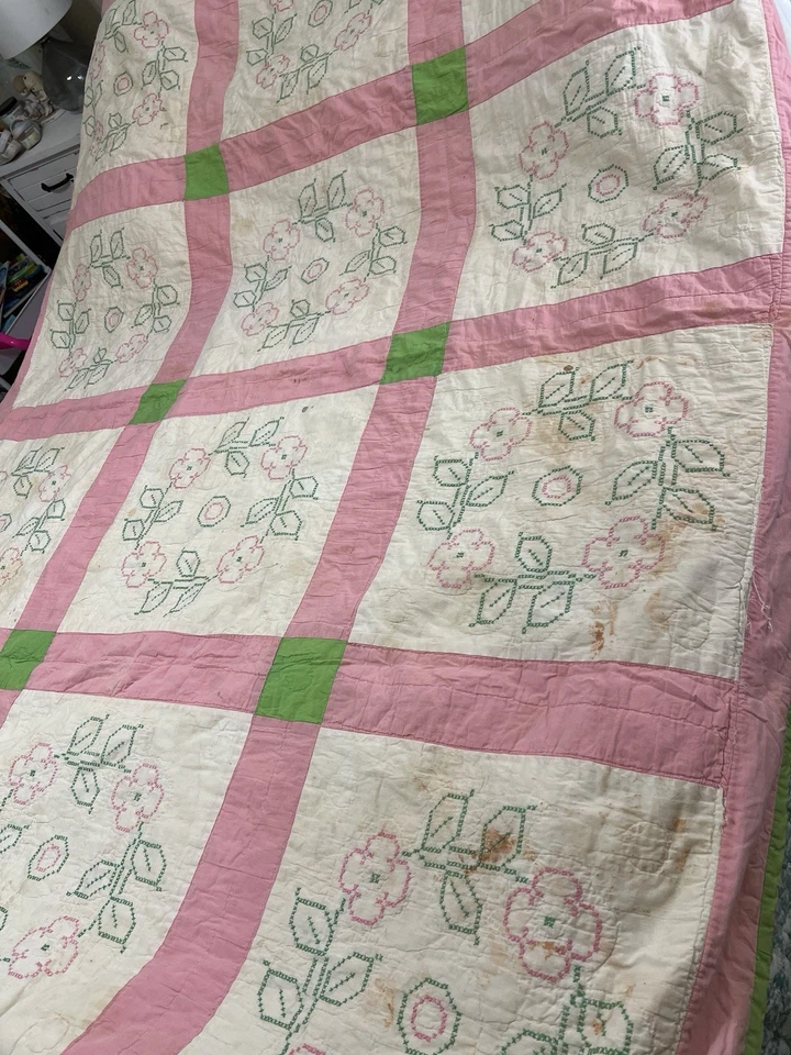 Edredón antiguo de colección hecho a mano bordado floral 60x80 rosa cabaña Foto 4 de 4