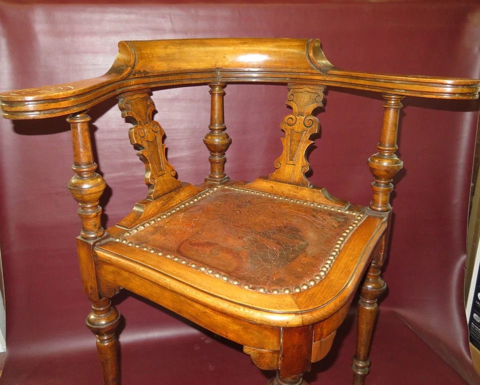 Antigua silla con brazo esquinero de roble inglés de 32,75" con asiento de cuero mecanizado a mano c. 1890 Foto 3 de 4
