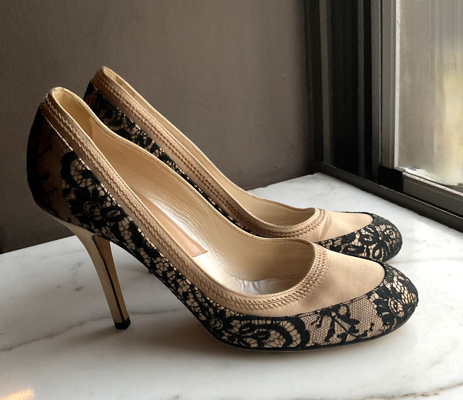 DIOR soie nue satin avec escarpins garniture en dentelle noire vintage