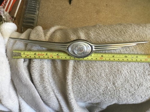 2009 v5 Chrysler grand voyager 2.8 bonnet badge - Picture 2 of 4