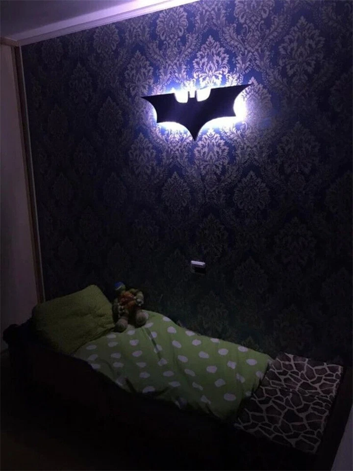 EN NOSOTROS!!! El logotipo de Batman LED luz nocturna control remoto inalámbrico dormitorio regalos Foto 4 de 4