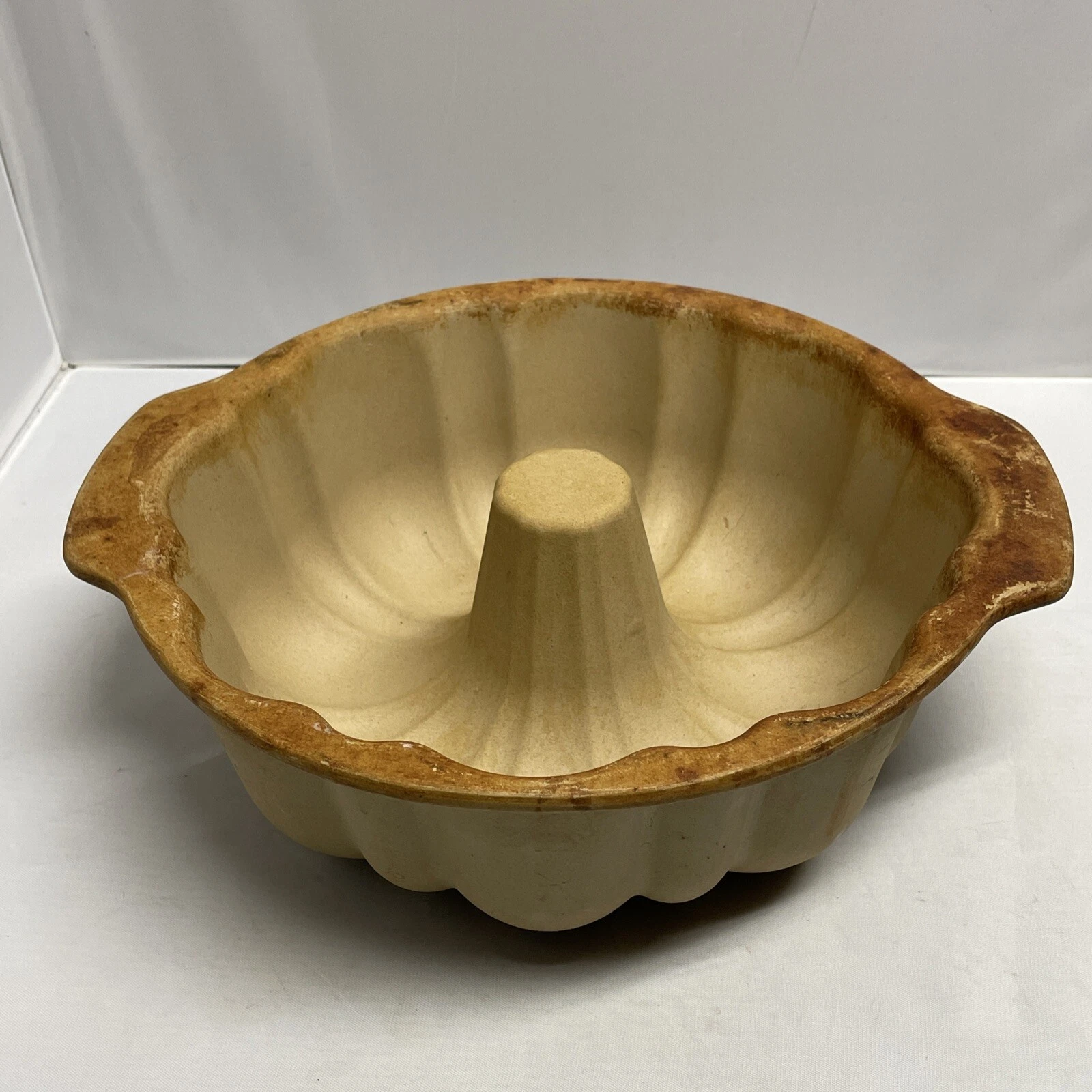 Pampered Chef Family Heritage Stoneware Retired Stone Fluted Bundt Pan #1440