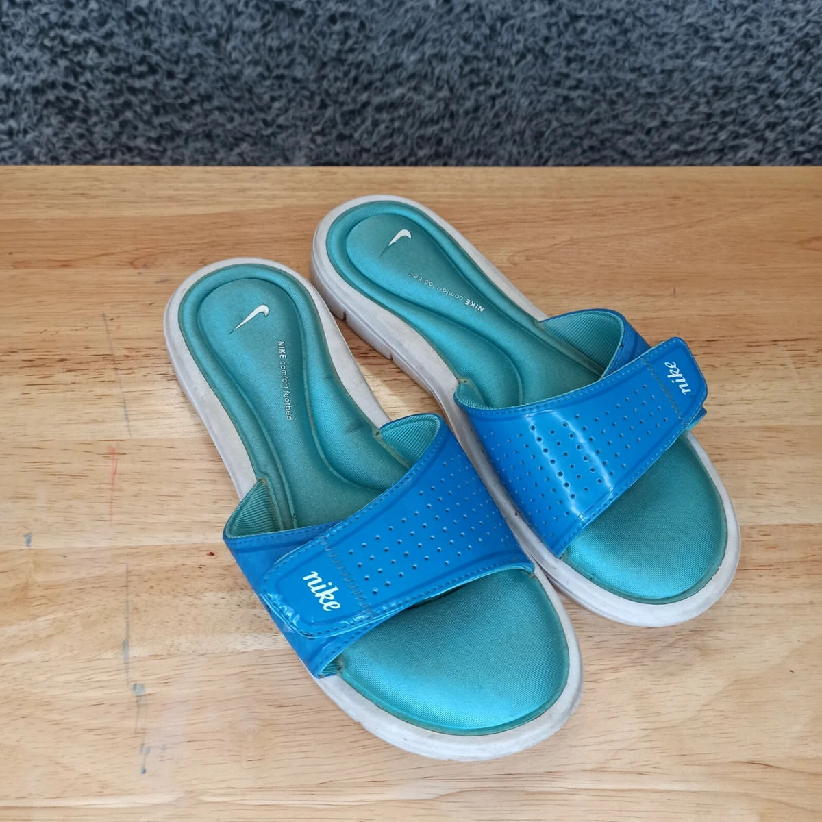 Nike slides hotsell adjustable strap