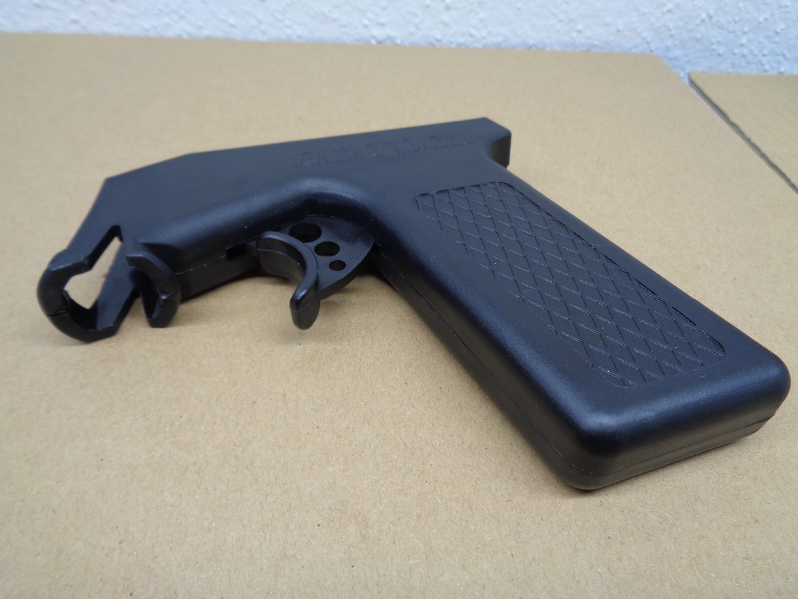 TOOL FOR RC CAR SPRAY PAINT TAMIYA CAN BODY (pull paint trigger) NEW -n- NICE!