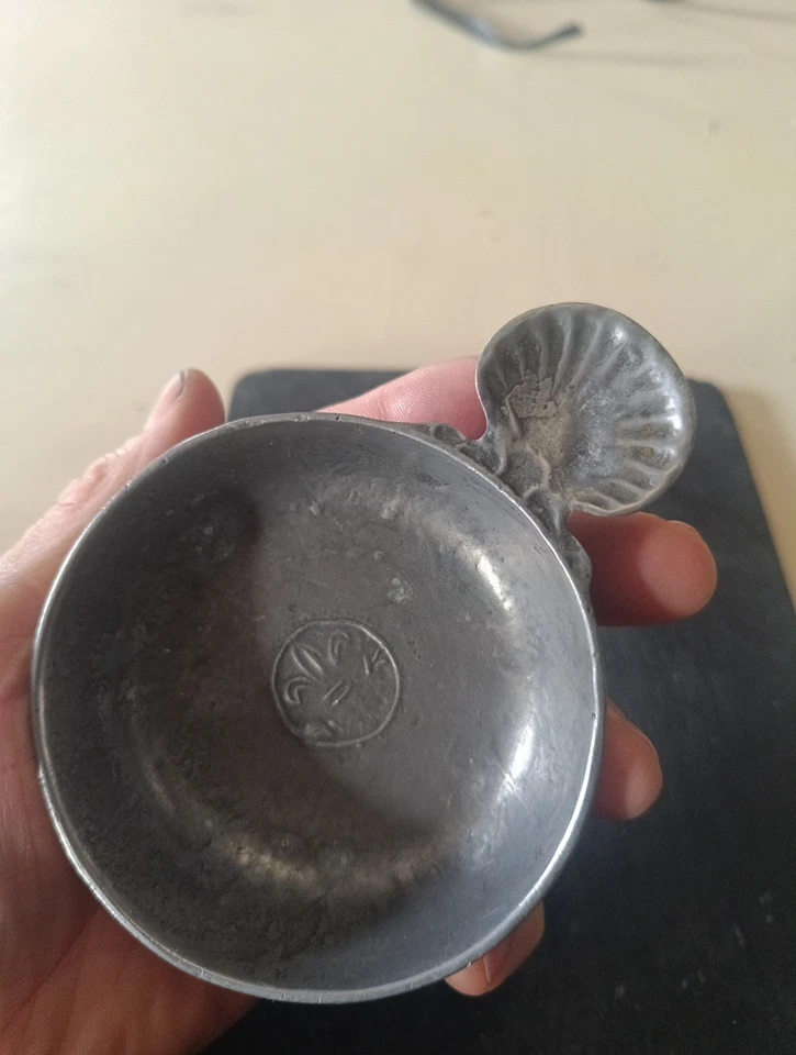 Ancien Taste Vin En Étain Fleur De Lys Et Coquille - Photo 3/3