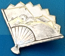 Vintage Realistic Silver Fan Picture Button (backmark SILVER)