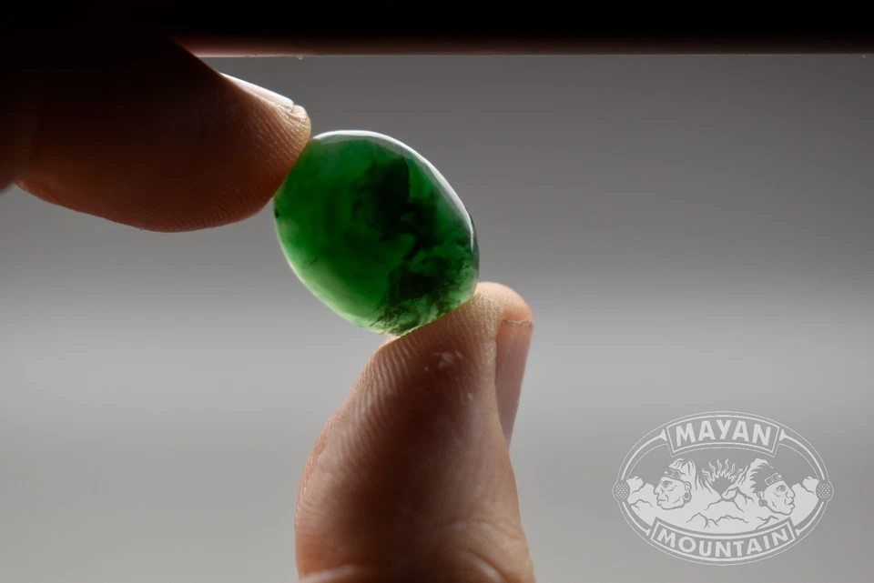 CABUJÓN OVALADO EN JADEÍTA VERDE IMPERIAL GUATEMALTECO NATURAL SIN TRATAR Foto 4 de 4