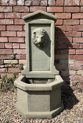 GROSSER STEIN LÖWEN WAND WASSERBRUNNEN FUNKTION GARTEN ORNAMENTE