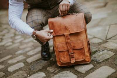 Neuer praktischer Lederrucksack für Herren Wandern Laptop Kuriertasche Schulr...