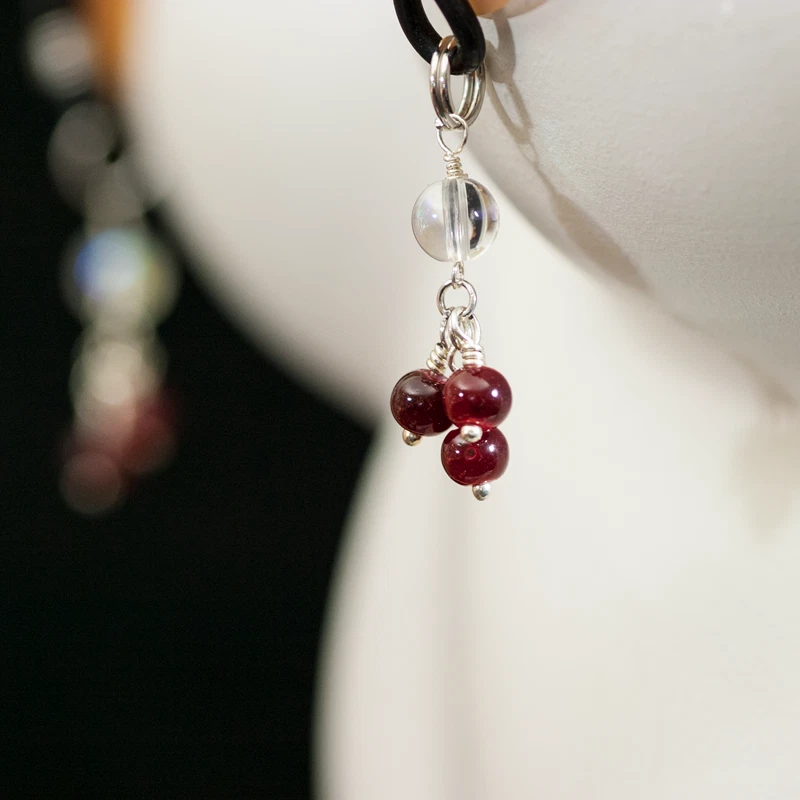 Joyería erótica roja para pezón perforada o no perforada intención perversa Foto 2 de 4