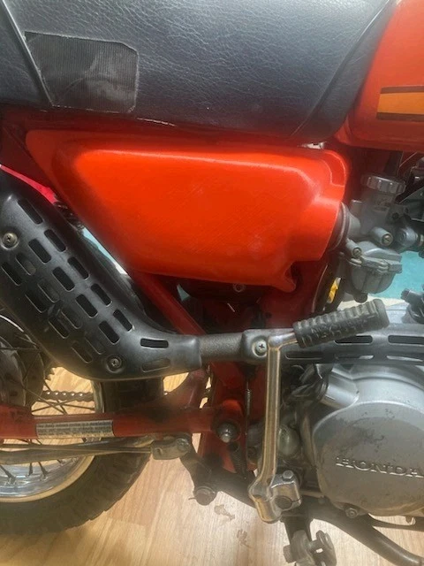 3D 打印本田 XL75 侧盖红色 — 第 3/4 张图片