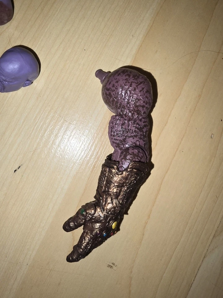 Figura de acción exclusiva de Marvel Legends Avengers Children of Thanos *solo Thanos* Foto 4 de 4