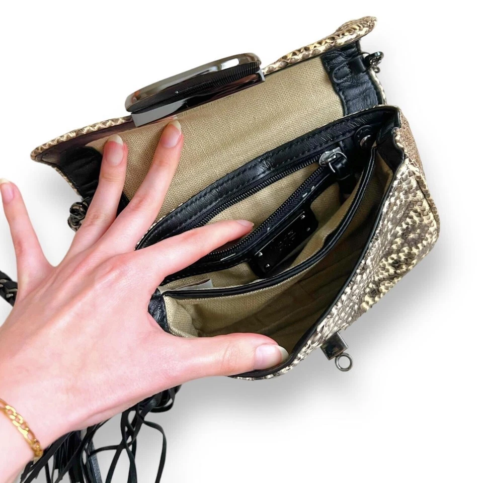 RAFE 黑色和奶油色蛇皮皮革链条流苏迷你斜挎包 — 第 4/4 张图片