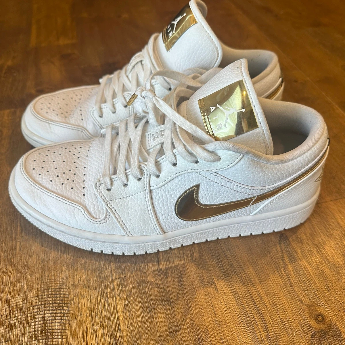 Preços baixos em Jordan 1 Retro Low White Metallic Gold W | eBay