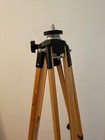 Berlebach Holzstativ Mulda dreibeinig und zweifach ausziehbar.