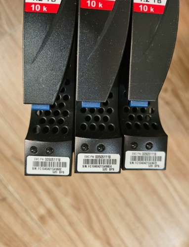 EMC 1.2TB 005051855 005051118 005051119 SAS 2.5in to 3.5in 10K HDD Hard Drive - Afbeelding 2 van 2
