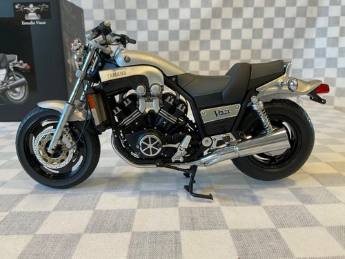 1/12 MINICHAMPS 163702 YAMAHA VMAX SILVER METALLIC 1993 CLASSIC BIKE SERIES #96 - Picture 5 of 17