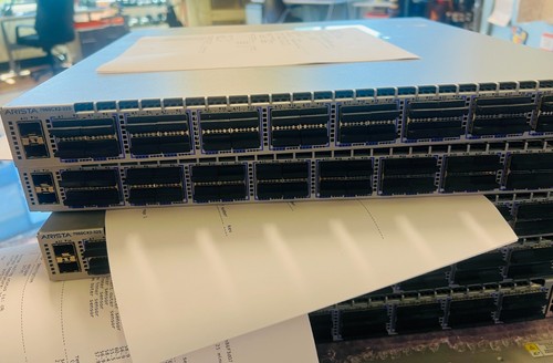 Arista DCS-7060CX2-32S-R Arista 7060CX2 w/ 32x100GbE QSFP100 2x SFP+ Ports - 第 1/2 張圖片
