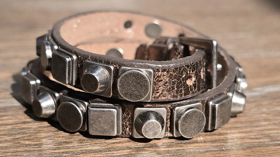 Pulsera Good Works Cuero Genuino Doble Envoltura Rústica Metálica Plana Tachonada Foto 2 de 4