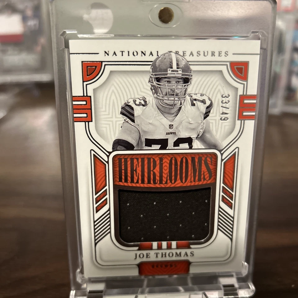 Parche de camiseta 2024 Panini National Treasures Heirlooms Joe Thomas/49 Browns Foto 3 de 4