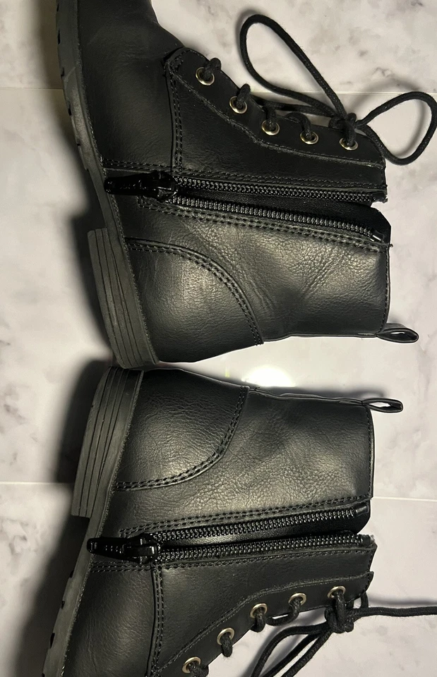 Botas acolchadas con cordones The Children’s Place para niñas pequeñas en negro, talla 10 Foto 4 de 4