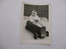 ALTES FOTO UM 1950 KIND UND SEIN ALTES SPIELZEUG PEDALAUTO