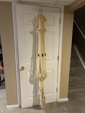 Ancien porte pot à plantes en bois et perles à suspendre macramé, couleur crème, 70" de long