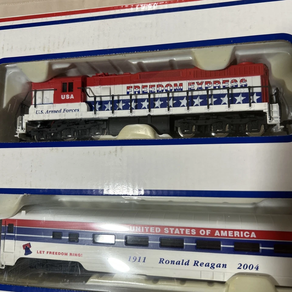 IHC HO Scale Freedom Express Locomotive And 4 Passenger Cars With Track. New - Image 2 of 4