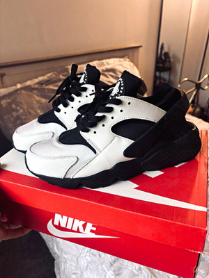 SZ 9.5 Nike Air Huaraches New with minor defects