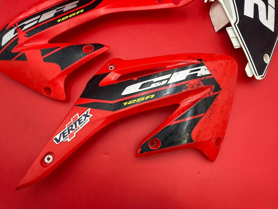 2004 04 Honda CR125R CR125 OEM RIGHT & LEFT RADIATOR COVER COWL PLASTIC - Image 3 of 4