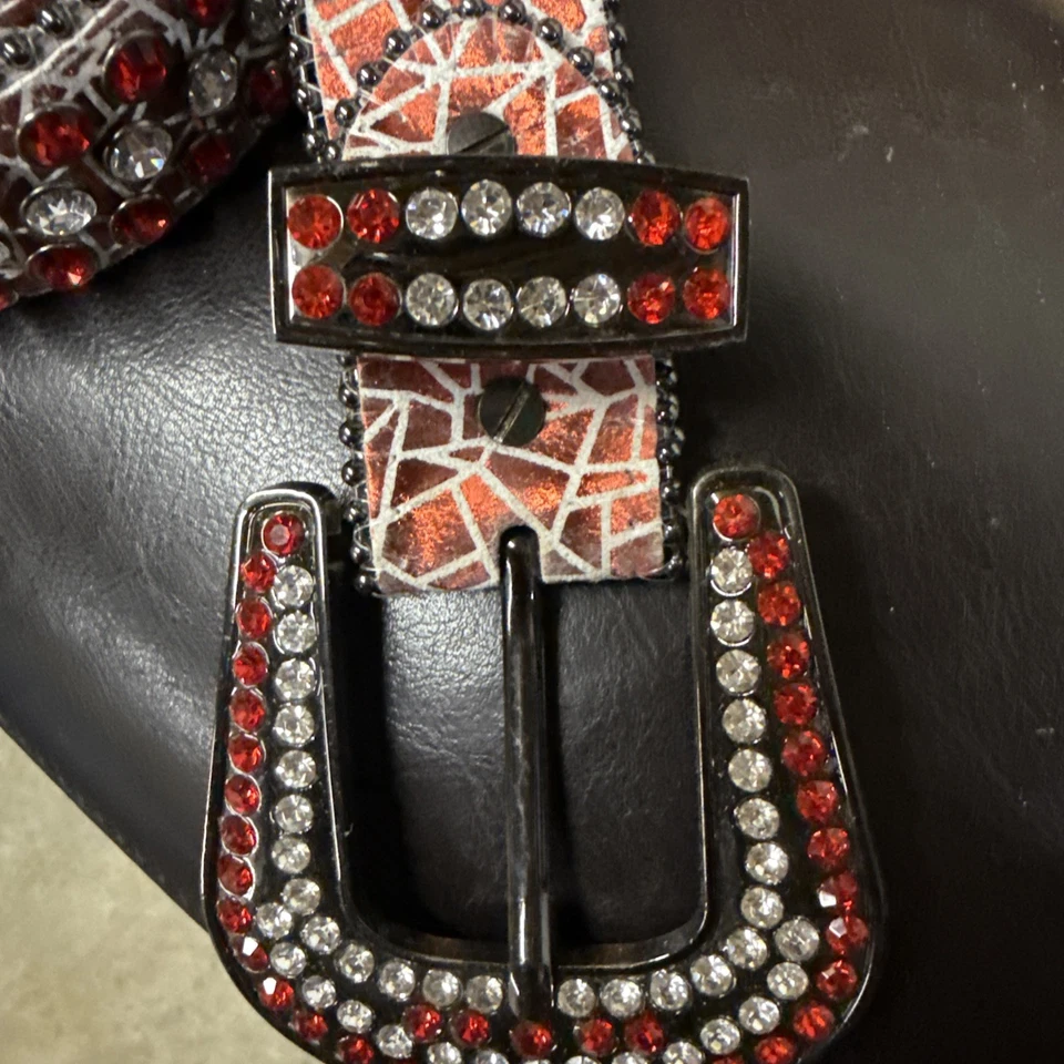 Cinturón de desgaste DNA Premium pesado brillante rojo y diamante piedras occidentales 54 pulgadas Foto 2 de 4