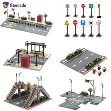 Placas base de carretera sin usar, en caja, vista a la calle, ladrillos de construcción con señales de semáforo