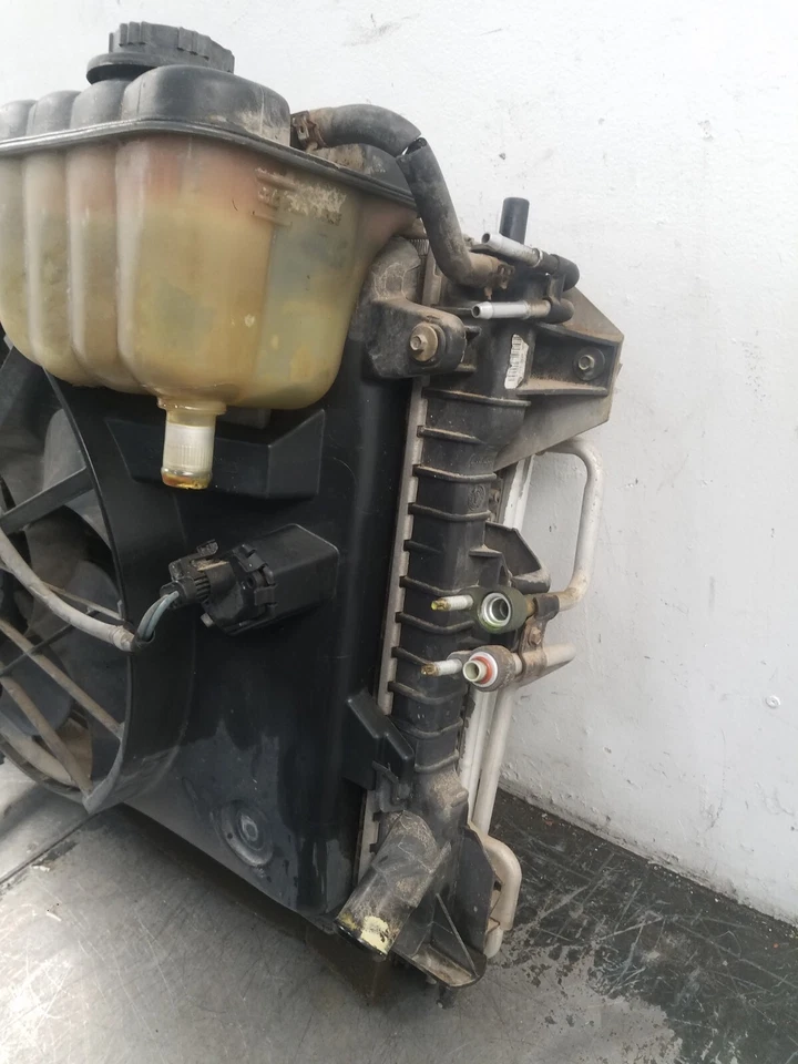 Ventilador enfriador condensador radiador Grand Marquis/Corwn Vic Victoria 2002 #9286 P3 Foto 2 de 4