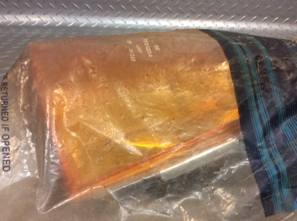 84-85 Ford Escort Mercury Lynx balde de lâmpada de estacionamento dianteiro esquerdo E1FZ-13201-A NOS - Imagem 4 de 4