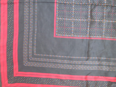 Foulard En Soie Vintage MILA SCHON - Noir - Dimensions 88 X 90 Cm - Occasion (déjà Porté)