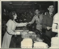 1951 Press Photo Food line at the Supreme Headquarters Allied Power Europe SHAPE