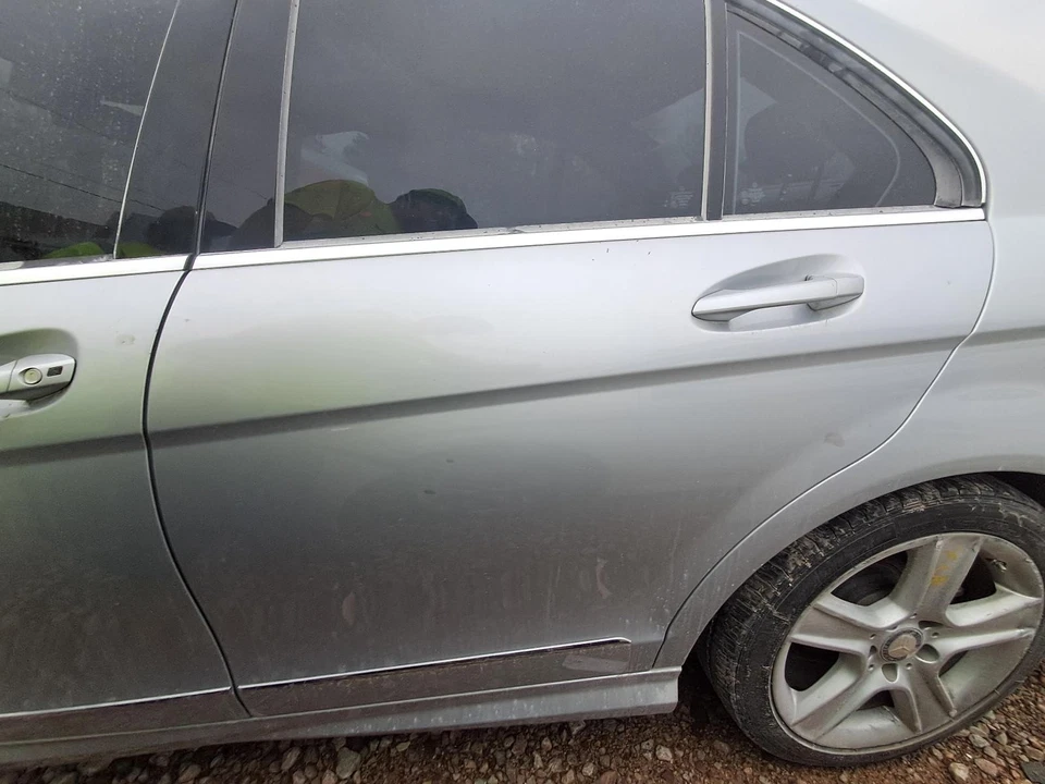 Used Rear Left Door Assembly Rear Side fits: 2011 Mercedes-benz Mercedes c-class Foto 2 de 4