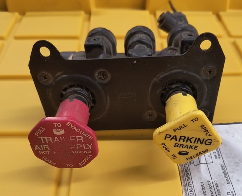 International 3592131C91 Bendix 5013475 Trailer Brake Valve  TAG# 714152