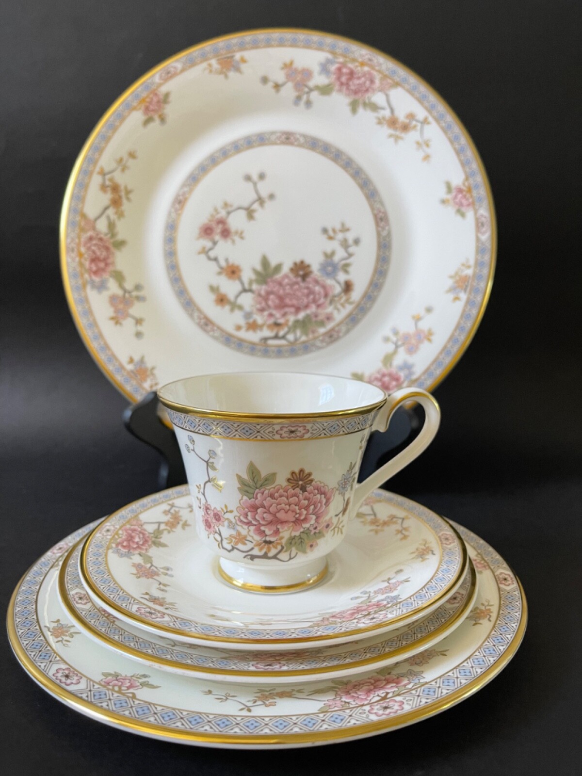 - Dinner Plates, Teacups