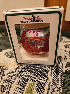 1999 HOLIDAY VALUE/ SATIN ORNAMENT Santa!