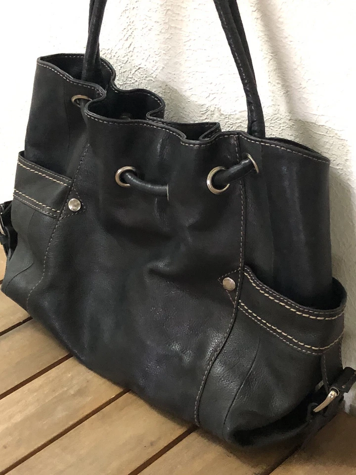 Bolso de Mano FOSSIL Cuero con Cordón Negro Puntadas Bolsillos Laterales Limpio Usado en Excelente Condición Foto 2 de 4