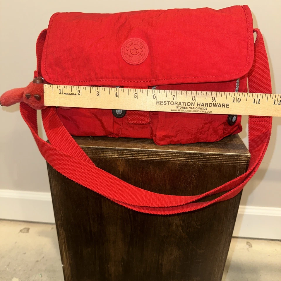 Bolso Bandolera Kipling Angie Cayenne Mezcla Color Rojo HB6680 Mono Llave Dije Foto 3 de 4