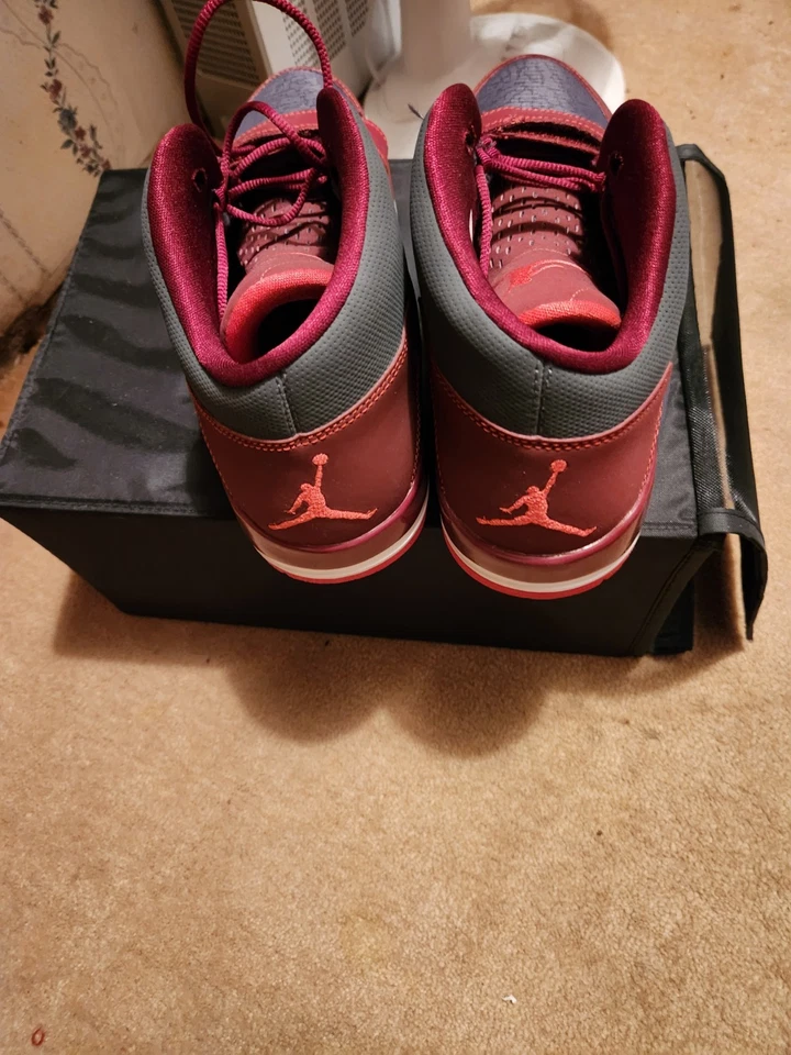 Jordan Flight Club Años 90 Gris Gimnasio Rojo Foto 2 de 4