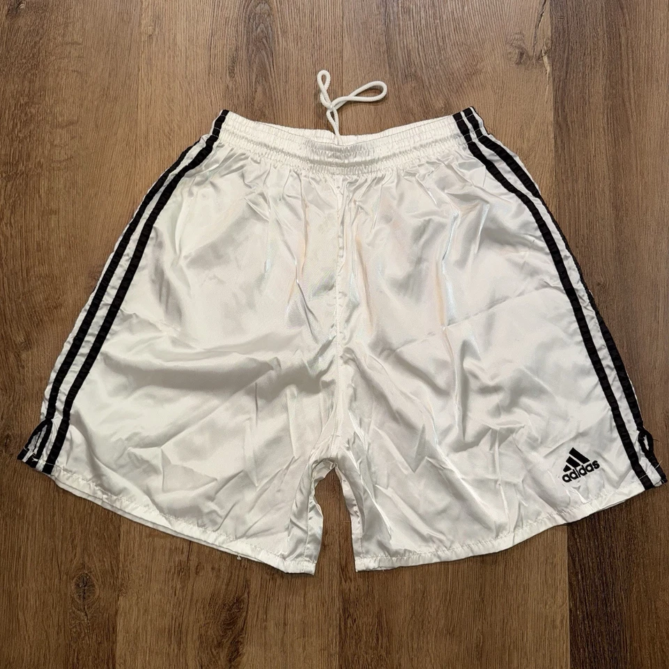 Shorts Adidas vintage futebol náilon cetim brilhante aparência molhada listra brilhante anos 90 masculino médio - Imagem 2 de 4