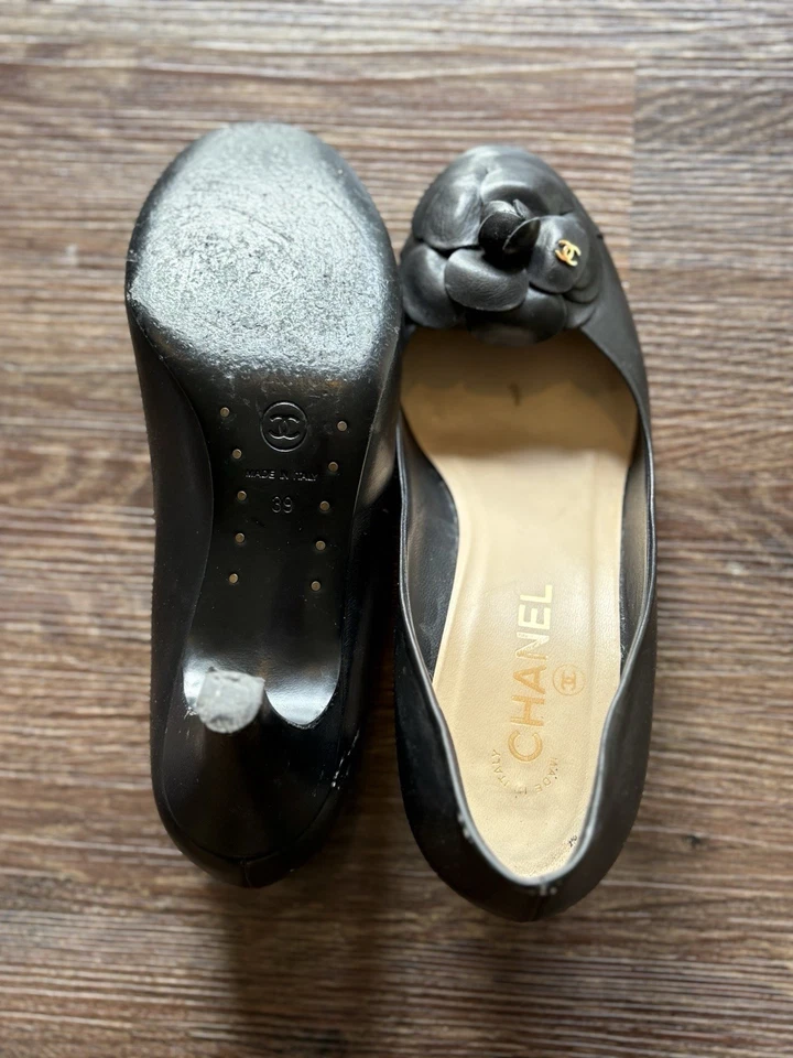 CHANEL CC Black Leather Camellia Detail Pump Heels 39 - Image 4 of 4