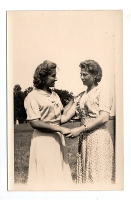Vintage Foto Handabzug 1940er   zwei junge Frauen Hand in Hand / Freundinnen